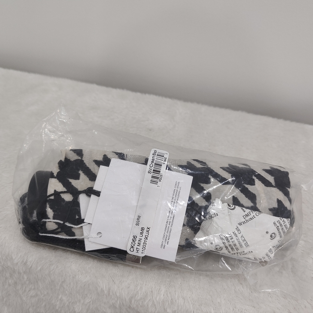 Mini Umbrella In Houndstooth Print - Picture 4 of 5